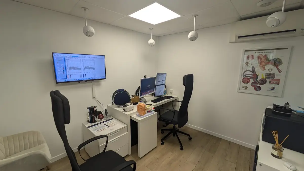 Cabine de test auditif équipée d'un audiomètre